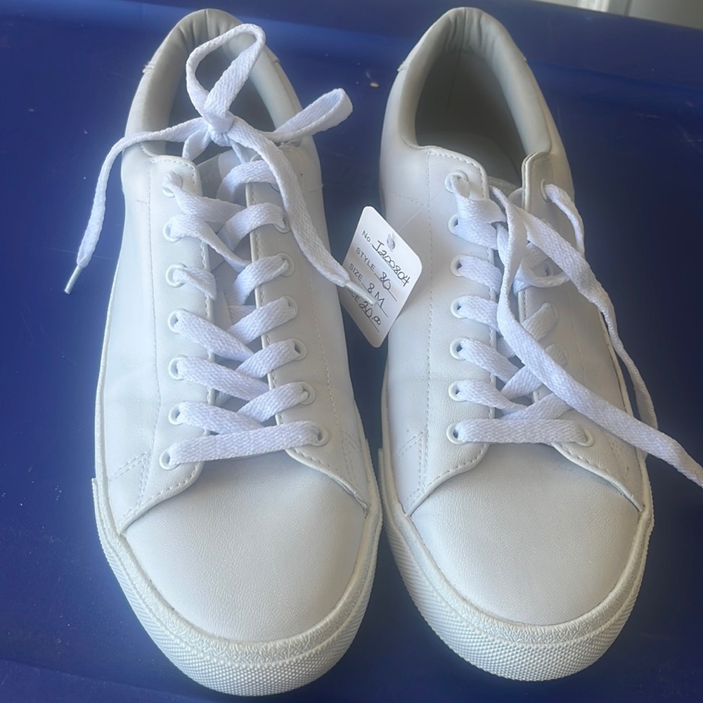 White canvas tennis shoes